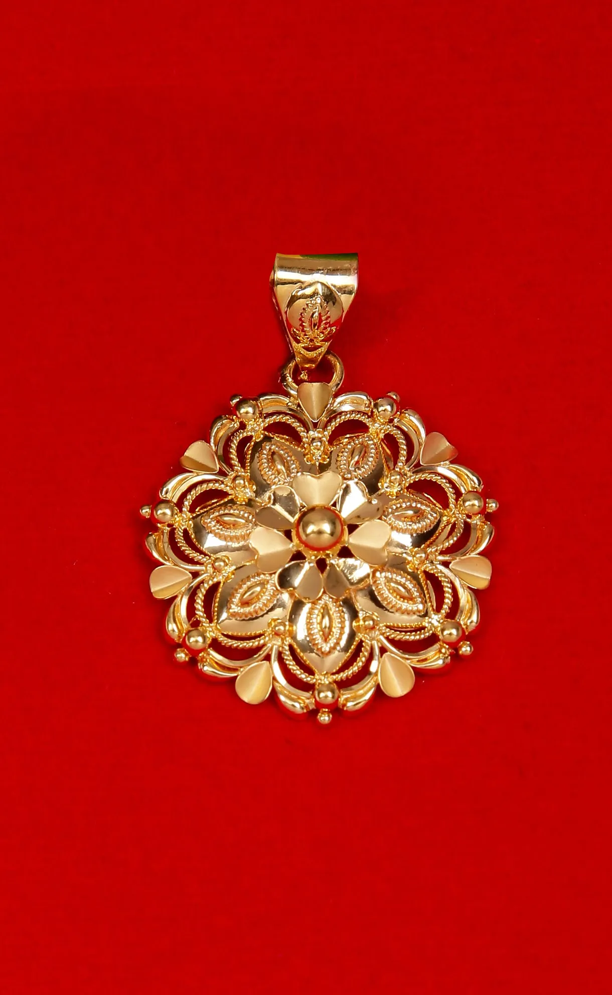 22 KT Gold Flower Pendant Set (D137)