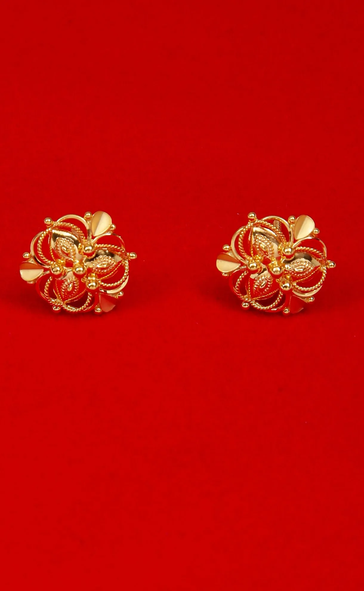 22 KT Gold Flower Pendant Set (D137)