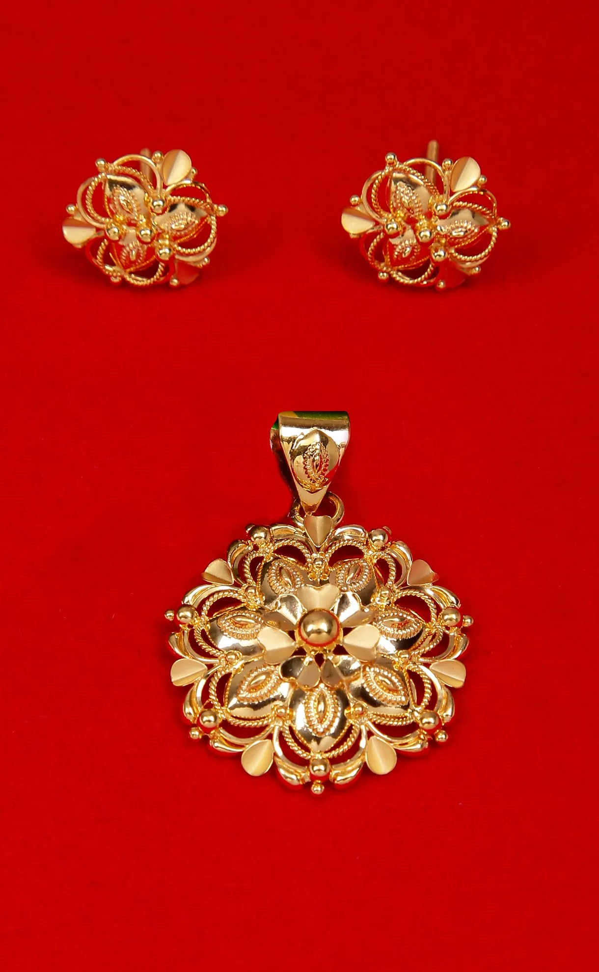 22 KT Gold Flower Pendant Set (D137)