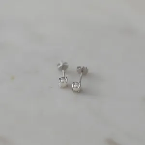 SOPHIE - Mini Pearl Studs - Silver